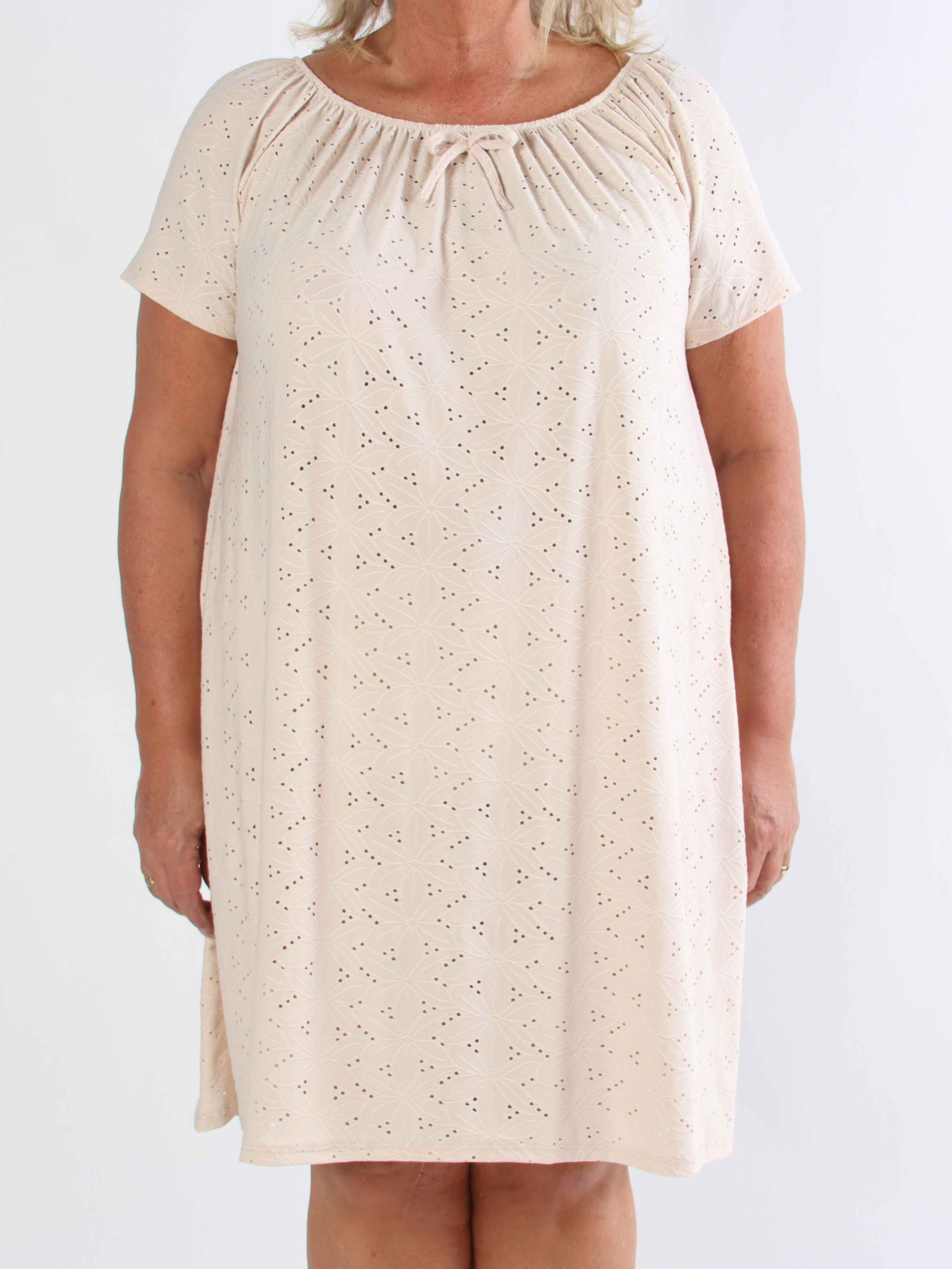 Aliz - Söt mjuk plus size-klänning med broderie anglaise